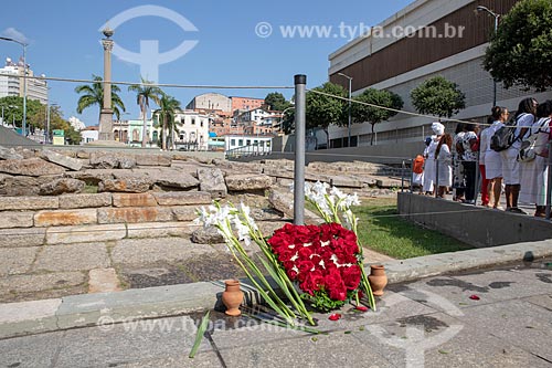  Flowers arrangement opposite to Valongo Harbour and Empress Harbour after the wash promoted by Afoxe Filhos de Gandhi in celebration of the first anniversary of the title of Cultural Patrimony of Humanity granted  - Rio de Janeiro city - Rio de Janeiro state (RJ) - Brazil