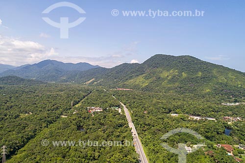  Picture taken with drone of the Doutor Manuel Hipolito Rego Highway (SP-055) near to Barra of Una neighborhood with the Sao Sebastiao Center of the Mar Mountains State Park in the background  - Sao Sebastiao city - Sao Paulo state (SP) - Brazil