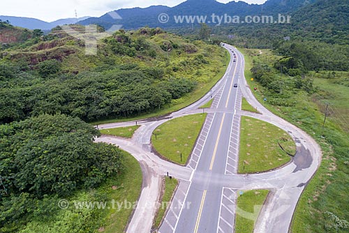  Picture taken with drone of the roundabout of Doutor Manuel Hipolito Rego Highway (SP-055) near to Bertioga city  - Bertioga city - Sao Paulo state (SP) - Brazil