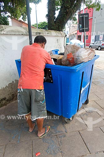  Collector of cardboard looking for objects in trash  - Sao Sebastiao city - Sao Paulo state (SP) - Brazil