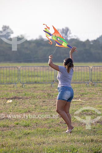  Woman flying a kite - Afonsos Air Force Base  - Rio de Janeiro city - Rio de Janeiro state (RJ) - Brazil