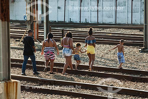  Family crossing the rails of Maracanã Station of Supervia - rail transport services concessionaire  - Rio de Janeiro city - Rio de Janeiro state (RJ) - Brazil