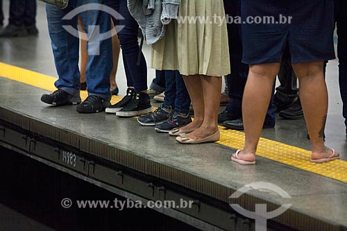  Passengers ahead of the yellow line of security - Botafogo Station of Rio Subway  - Rio de Janeiro city - Rio de Janeiro state (RJ) - Brazil
