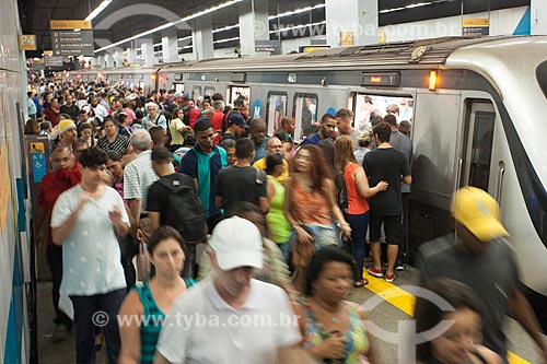  Passengers boarding and disembarking - Botafogo Station of Rio Subway  - Rio de Janeiro city - Rio de Janeiro state (RJ) - Brazil