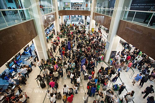  Queue to boarding area - Santos Dumont Airport hall during delays and cancellations caused by fog  - Rio de Janeiro city - Rio de Janeiro state (RJ) - Brazil