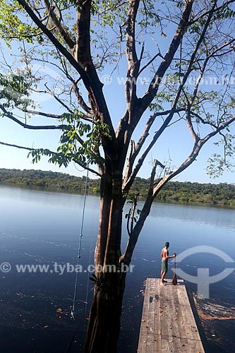  Riverine boy - wharf of Tumbira riparian community - Anavilhanas National Park  - Novo Airao city - Amazonas state (AM) - Brazil