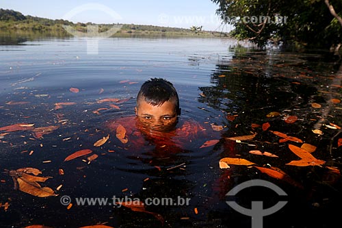  Riverine boy - Tumbira riparian community - playing in Negro River - Anavilhanas National Park  - Novo Airao city - Amazonas state (AM) - Brazil