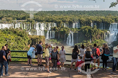  Tourists observing view from Iguassu National Park mirante  - Foz do Iguacu city - Parana state (PR) - Brazil