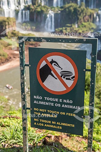  Plaque indicating the prohibition of touching and feeding the animals - Iguassu National Park  - Foz do Iguacu city - Parana state (PR) - Brazil