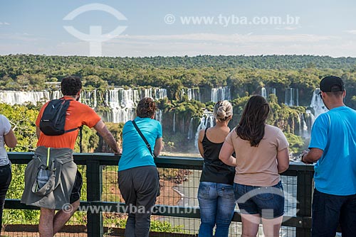  Tourists observing view from Iguassu National Park mirante  - Foz do Iguacu city - Parana state (PR) - Brazil