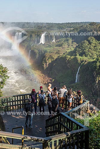  Tourists in the garganta do diabo mirante - Iguassu National Park  - Foz do Iguacu city - Parana state (PR) - Brazil