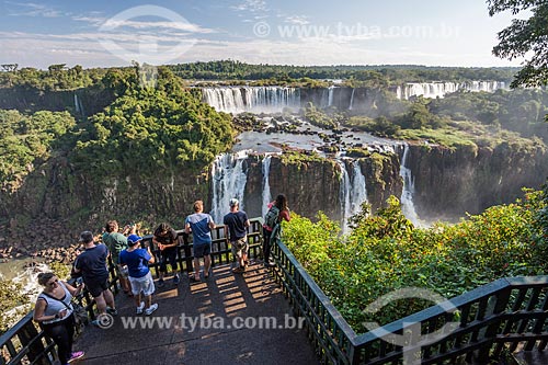  Tourists observing view from Iguassu National Park mirante  - Foz do Iguacu city - Parana state (PR) - Brazil