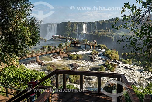  Tourists in the garganta do diabo mirante - Iguassu National Park  - Foz do Iguacu city - Parana state (PR) - Brazil