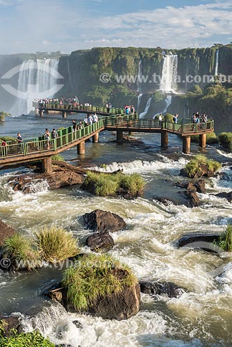  Tourists in the garganta do diabo mirante - Iguassu National Park  - Foz do Iguacu city - Parana state (PR) - Brazil