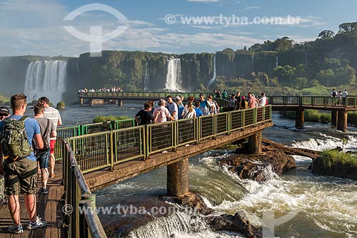  Tourists in the garganta do diabo mirante - Iguassu National Park  - Foz do Iguacu city - Parana state (PR) - Brazil