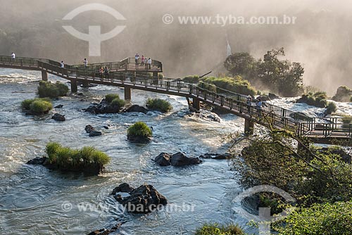  Tourists in the garganta do diabo mirante - Iguassu National Park  - Foz do Iguacu city - Parana state (PR) - Brazil