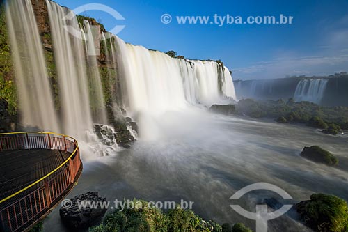  Tourists in the garganta do diabo mirante - Iguassu National Park  - Foz do Iguacu city - Parana state (PR) - Brazil