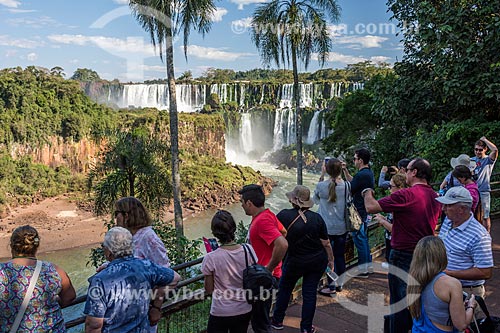  Tourists observing view from Iguassu National Park mirante  - Foz do Iguacu city - Parana state (PR) - Brazil