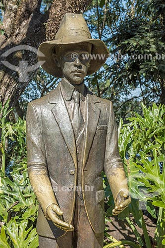  Detail of statue of Alberto Santos Dumont - Porto Canoas - Iguassu National Park  - Foz do Iguacu city - Parana state (PR) - Brazil