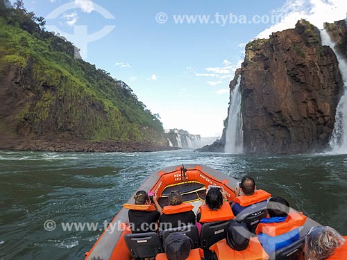  Sightseeing boat at Iguassu River near to Iguassu Waterfalls - Iguassu National Park  - Foz do Iguacu city - Parana state (PR) - Brazil