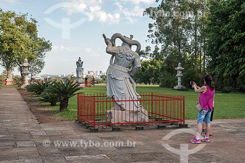 Tourist photographing statue - Chen Tien Buddhist Center  - Foz do Iguacu city - Parana state (PR) - Brazil