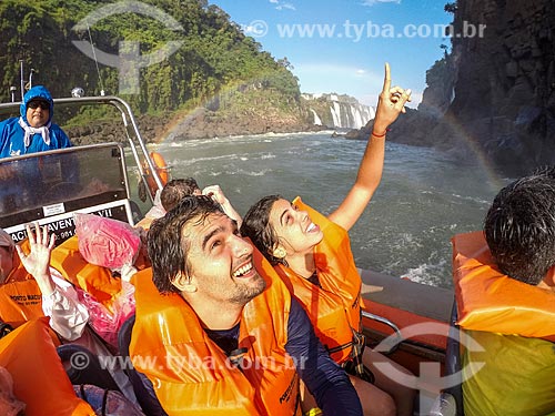 Couple making a selfie during the sightseeing boat at Iguassu River near to Iguassu Waterfalls - Iguassu National Park  - Foz do Iguacu city - Parana state (PR) - Brazil