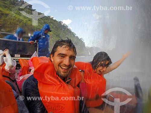  Couple making a selfie during the sightseeing boat at Iguassu River near to Iguassu Waterfalls - Iguassu National Park  - Foz do Iguacu city - Parana state (PR) - Brazil