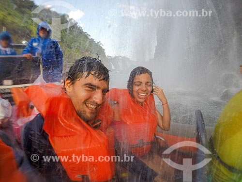  Couple making a selfie during the sightseeing boat at Iguassu River near to Iguassu Waterfalls - Iguassu National Park  - Foz do Iguacu city - Parana state (PR) - Brazil