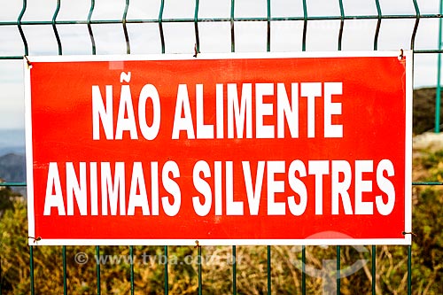  Plaque indicating the prohibition of feeding the animals - Rio do Rastro Mountain Range mirante  - Bom Jardim da Serra city - Santa Catarina state (SC) - Brazil