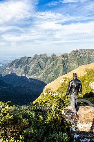  Man observing the landscape from the Ronda Canyon - Rio do Rastro Mountain Range  - Lauro Muller city - Santa Catarina state (SC) - Brazil