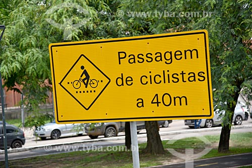 Plaque that say: Cyclist crossing at 40m - Erico Verrissimo Avenue  - Porto Alegre city - Rio Grande do Sul state (RS) - Brazil