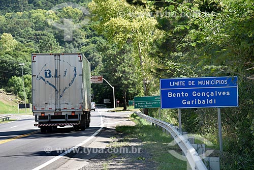  Plaque - BR-470 highway - boundary between Bento Goncalves and Garibaldi cities  - Bento Goncalves city - Rio Grande do Sul state (RS) - Brazil