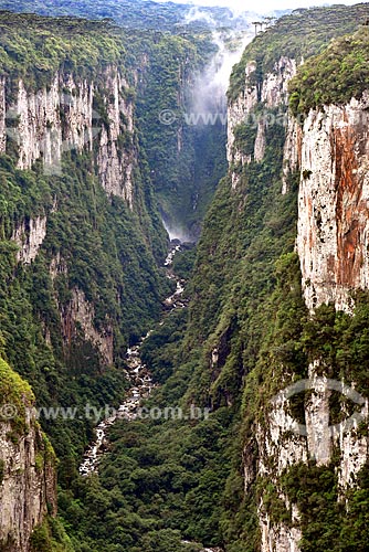  View of the Itaimbezinho Canyon - Aparados da Serra National Park with the boi river from the cotovelo trail  - Cambara do Sul city - Rio Grande do Sul state (RS) - Brazil
