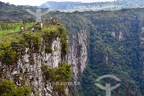  View of the Itaimbezinho Canyon - Aparados da Serra National Park during the cotovelo trail  - Cambara do Sul city - Rio Grande do Sul state (RS) - Brazil