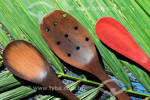  Detail of wooden spoons - indigenous craftwork from Bare tribe - Boa Esperanca Community - Puranga Conquista Sustainable Development Reserve  - Manaus city - Amazonas state (AM) - Brazil