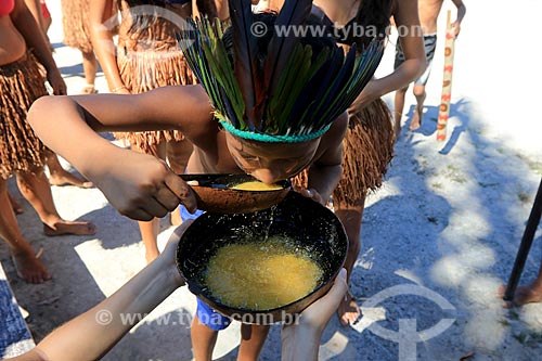 Indians from Bare tribe drinking xibe - Boa Esperanca Community - Puranga Conquista Sustainable Development Reserve  - Manaus city - Amazonas state (AM) - Brazil