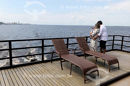  Family observing the Negro River from boat  - Manaus city - Amazonas state (AM) - Brazil