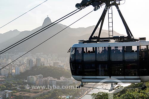  Cable car making the crossing between the Urca Mountain and Sugarloaf with the Christ the Redeemer in the background  - Rio de Janeiro city - Rio de Janeiro state (RJ) - Brazil