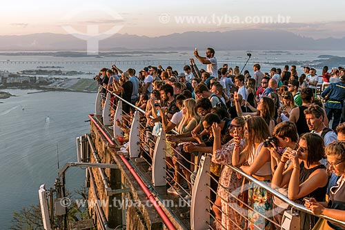  Tourists observing the sunset from Sugar Loaf mirante  - Rio de Janeiro city - Rio de Janeiro state (RJ) - Brazil