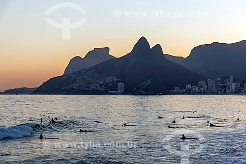  View of the sunset from Ipanema Beach with the Morro Dois Irmaos (Two Brothers Mountain) and the Rock of Gavea in the background  - Rio de Janeiro city - Rio de Janeiro state (RJ) - Brazil