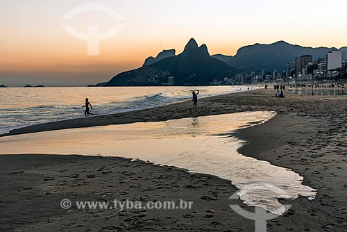  View of the sunset from Ipanema Beach with the Morro Dois Irmaos (Two Brothers Mountain) and the Rock of Gavea in the background  - Rio de Janeiro city - Rio de Janeiro state (RJ) - Brazil