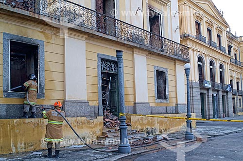  Fire fighters - National Museum - old Sao Cristovao Palace - after the fire of great proportions that destroyed almost the whole of the historical collection  - Rio de Janeiro city - Rio de Janeiro state (RJ) - Brazil