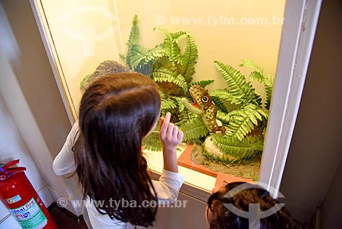  Children observing replica of dinosaur on exhibit - National Museum - old Sao Cristovao Palace  - Rio de Janeiro city - Rio de Janeiro state (RJ) - Brazil