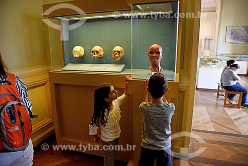  Children observing reconstruction of the oldest fossil found in Brazil an adult female Homo sapiens that was named Luzia on exhibit - National Museum - old Sao Cristovao Palace  - Rio de Janeiro city - Rio de Janeiro state (RJ) - Brazil