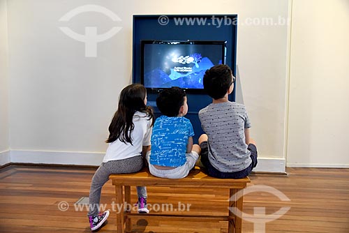  Children watching the screen during exhibition - National Museum - old Sao Cristovao Palace  - Rio de Janeiro city - Rio de Janeiro state (RJ) - Brazil