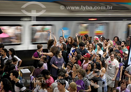  Protester Cinalandia Station of Rio Subway after the demonstration #EleNao (#HimNo) against the candidate for the presidency Jair Bolsonaro  - Rio de Janeiro city - Rio de Janeiro state (RJ) - Brazil