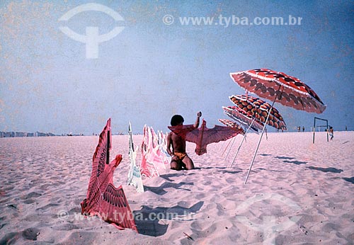  Street vendor of kites and sun umbrellas - Copacabana Beach - 1980s  - Rio de Janeiro city - Rio de Janeiro state (RJ) - Brazil