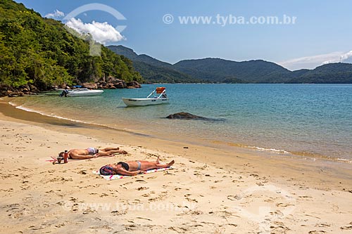  Bathers sunbathing - Feiticeira Beach (Witch Beach) waterfront  - Angra dos Reis city - Rio de Janeiro state (RJ) - Brazil