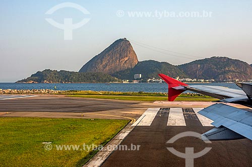  Detail airplane wing runway - runway of the Santos Dumont Airport with the Sugarloaf in the background  - Rio de Janeiro city - Rio de Janeiro state (RJ) - Brazil