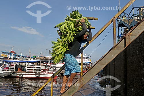  Man carrying bananas bunch on the head - Manaus Moderna Port  - Manaus city - Amazonas state (AM) - Brazil